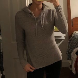 gray knitted sweater